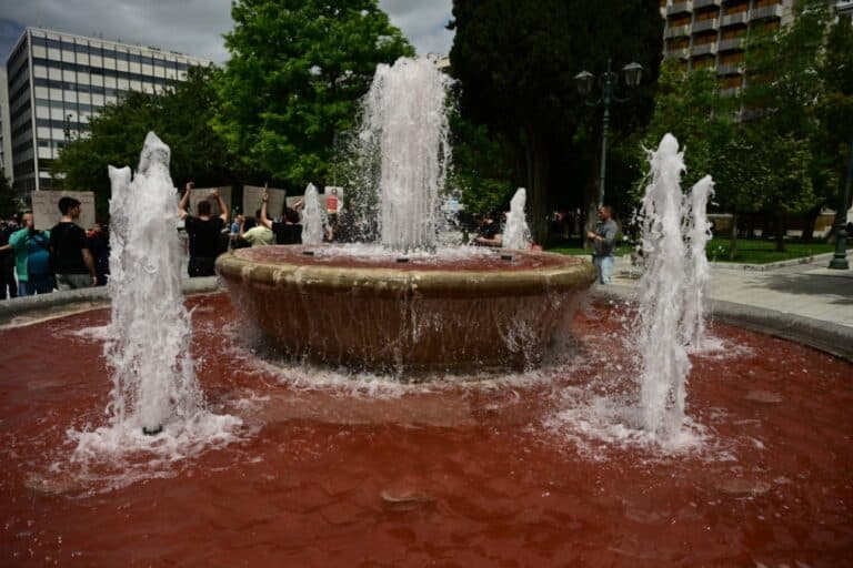 Πρωτομαγιά: Διαδηλωτές έριξαν κόκκινη μπογιά στο σιντριβάνι του Συντάγματος για τη Γάζα (εικόνες & βίντεο)