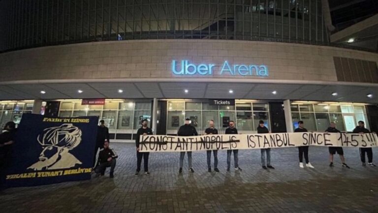 Final Four 2024: Προκαλούν Τούρκοι οπαδοί έξω από την Uber Arena – Τι πανό σήκωσαν (εικόνα)