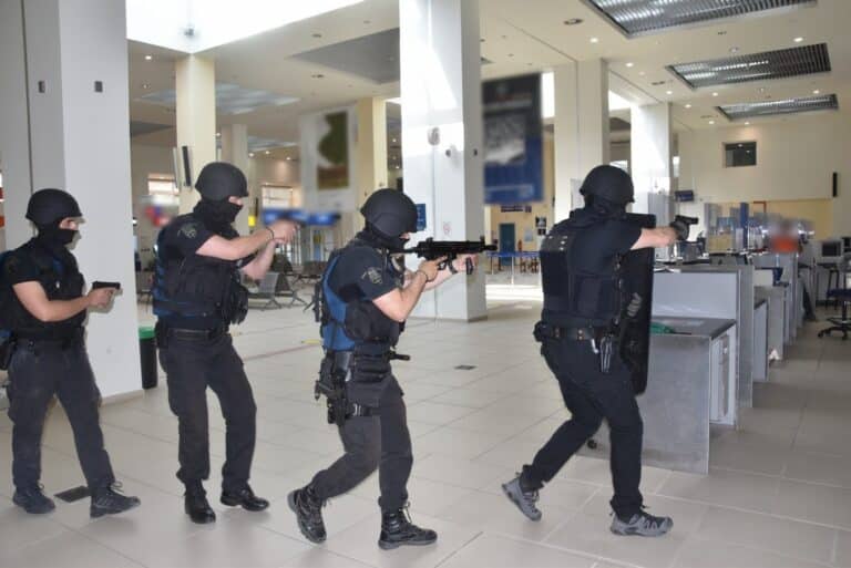 Με επιτυχία πραγματοποιήθηκε άσκηση διαχείρισης περιστατικού ομηρίας στο αεροδρόμιο Αλεξανδρούπολης (εικόνες)