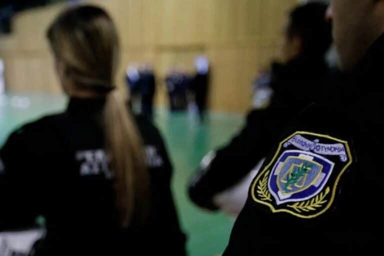 Συνελήφθη γυναίκα αστυνομικός για εκβίαση συναδέλφου της – Η διαδικτυακή γνωριμία και οι απειλές, πώς την έπιασαν