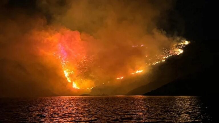 Φωτιά στην Ύδρα: Συνελήφθησαν 13 άτομα από τη θαλαμηγό – Αύριο στον εισαγγελέα!