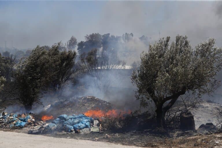 Φωτιά στη Βάρης – Κορωπίου: Το ΕΚΑΒ μετέφερε δύο άτομα με αναπνευστικά – Εκκενώθηκαν τρία εκπαιδευτήρια