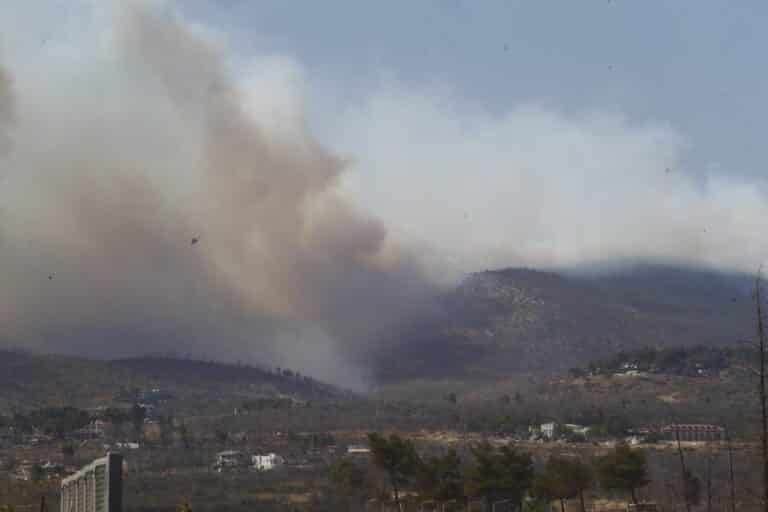 Χωρίς ενεργό μέτωπο η φωτιά στην Πάρνηθα – «Η μάχη δεν τελείωσε» (εικόνες & βίντεο)