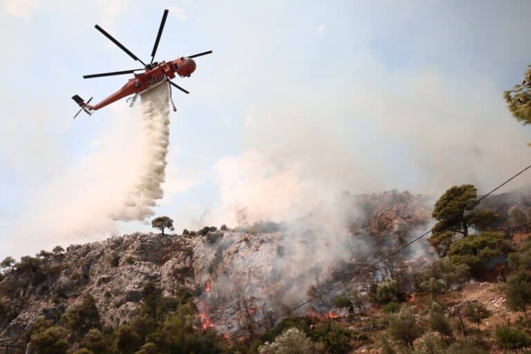 Κρήτη: Κτηνοτρόφος κατηγορείται ότι πέταξε πέτρες σε πυροσβεστικό ελικόπτερο – Διαψεύδει ο 38χρονος