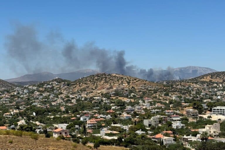 Φωτιά στη Βάρης-Κορωπίου: Κλειστή η έξοδος της Αττικής Οδού για Κορωπί-Βάρη-Αγία Μαρίνα