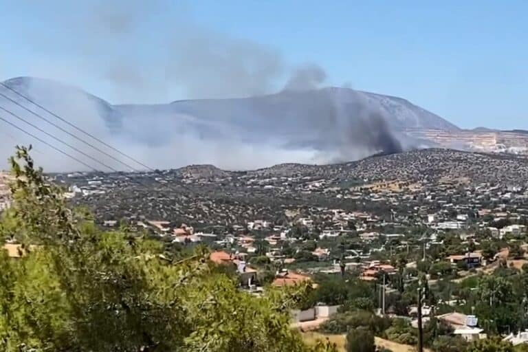 Φωτιά τώρα στη Βάρης-Κορωπίου – Δραματική η κατάσταση, καίγονται σπίτια – «112» σε Λαμπρικά και Κίτσι