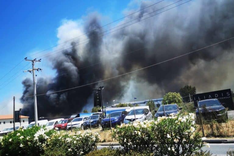 Αποκάλυψη Κικίλια για τη φωτιά στη Βάρης-Κορωπίου: Υπάρχει οπτικό υλικό με εμπρηστή να βάζει φωτιά σε ξερά χόρτα!