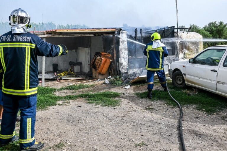 Ηλεία: «Έκαψαν το σπίτι μου, εύχομαι να βγει πεθαμένος από εκεί μέσα» – Τι λέει η σύζυγος του δολοφόνου της 11χρονης (βίντεο)