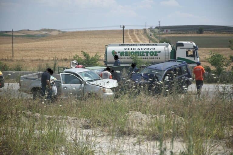 Λάρισα: Καραμπόλα τεσσάρων οχημάτων με τρεις τραυματίες