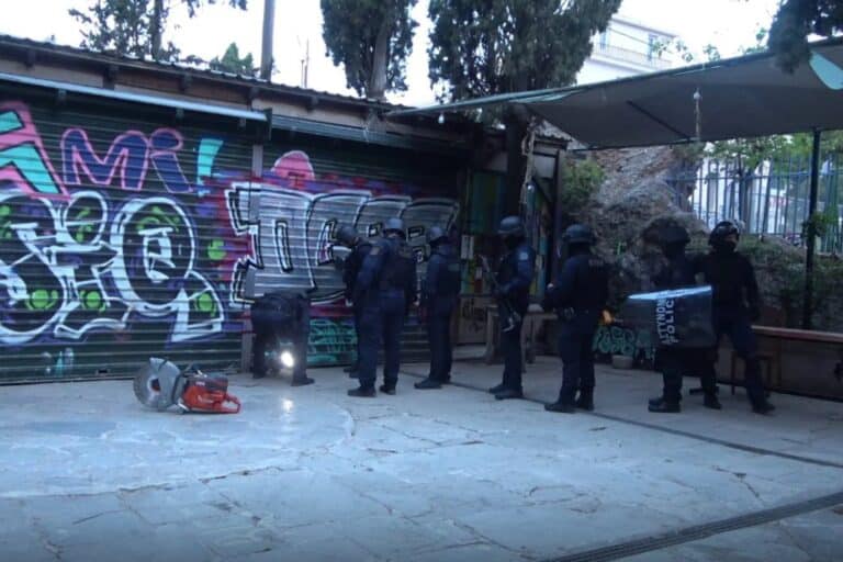 Εκκενώθηκε κατάληψη κτηρίου του δήμου Αθηναίων στον λόφο του Στρέφη (εικόνες)