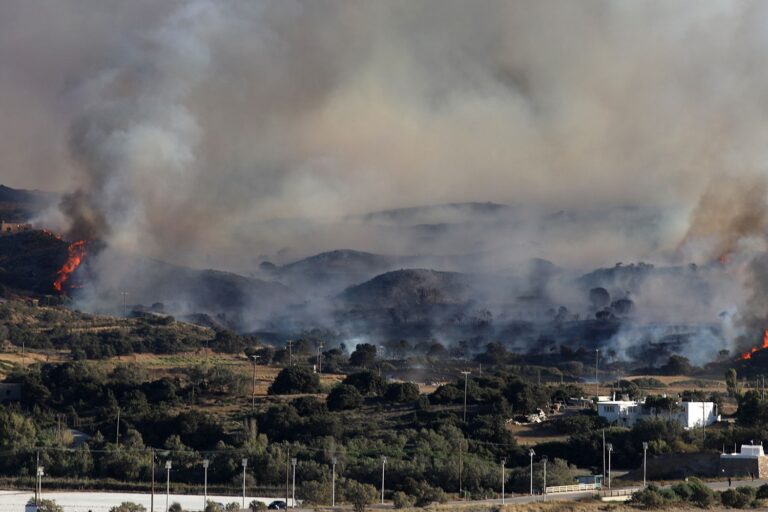 Φωτιά στη Μήλο: Χωρίς ενεργό μέτωπο – Παραμένουν ισχυρές επίγειες δυνάμεις στο νησί (βίντεο)