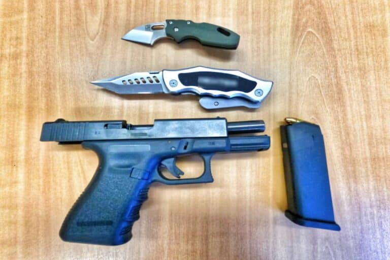 Γλυφάδα: Αστυνομικοί της Ομάδας ΔΙ.ΑΣ. συνέλαβαν δύο άνδρες με όπλο και μαχαίρια 