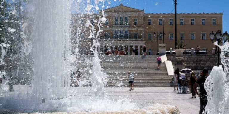 Καιρός σήμερα: Αρχίζει ο καύσωνας με θερμοκρασίες πάνω από 40 βαθμούς – Με τηλεργασία και ευέλικτο ωράριο το Δημόσιο, ποια σχολεία θα παραμείνουν κλειστά