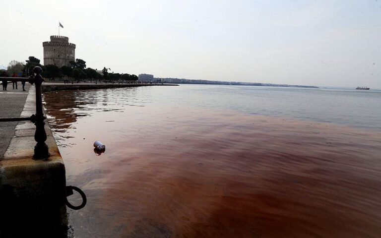 Θεσσαλονίκη: Δυσοσμία και κόκκινο χρώμα στα νερά του Θερμαϊκού ανησυχούν τους κατοίκους! (βίντεο)