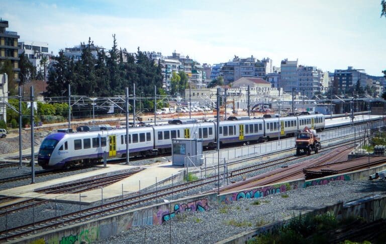 Αποκλειστικό «L&O»: Τρένο της Hellenic Train παραλίγο να παρασύρει αυτοκίνητο που πέρασε τις γραμμές στον Άγιο Μελέτιο – Πώς αποφεύχθηκε η τραγωδία!