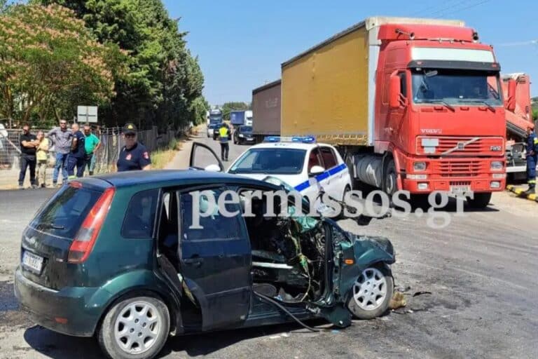 Τροχαίο με νεκρό στη Θήβα: Αμάξι συγκρούστηκε με φορτηγό – Τραυματίστηκε και ένα παιδί (βίντεο)