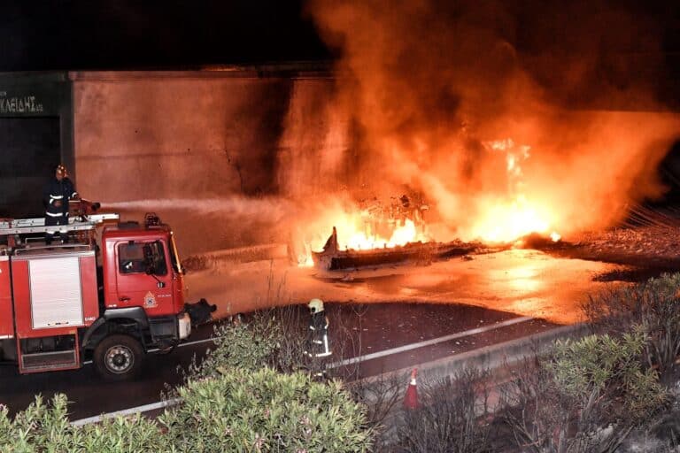 Η ΕΛ.ΑΣ. αναζητά μηχανή και ΙΧ για το τροχαίο με την ανάφλεξη βυτιοφόρου στην Αθηνών – Κορίνθου