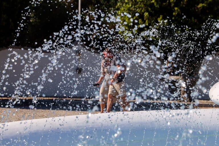 Καιρός σήμερα: «Κοκτέιλ» από υψηλές θερμοκρασίες, σκόνη και… βροχές