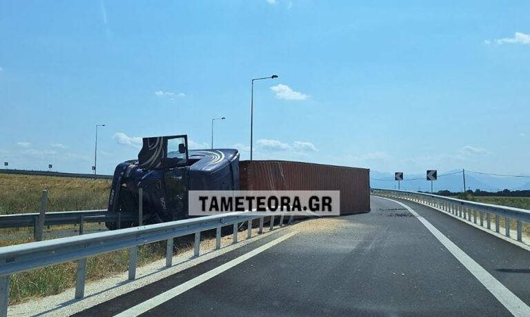 Σοβαρό τροχαίο στην έξοδο του Ε65 στα Τρίκαλα – «Δίπλωσε» νταλίκα, νοσηλεύεται ο οδηγός