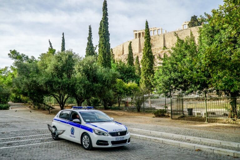 Κλείνει σήμερα η Ακρόπολη στις 12 λόγω καύσωνα – Η ευφάνταστη ανάρτηση της Ελληνικής Αστυνομίας