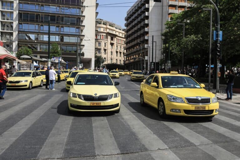 Συνεχίζεται η κόντρα για το αυτοκόλλητο για τα POS στα ταξί : «Θα επιμείνουμε» λέει η κυβέρνηση