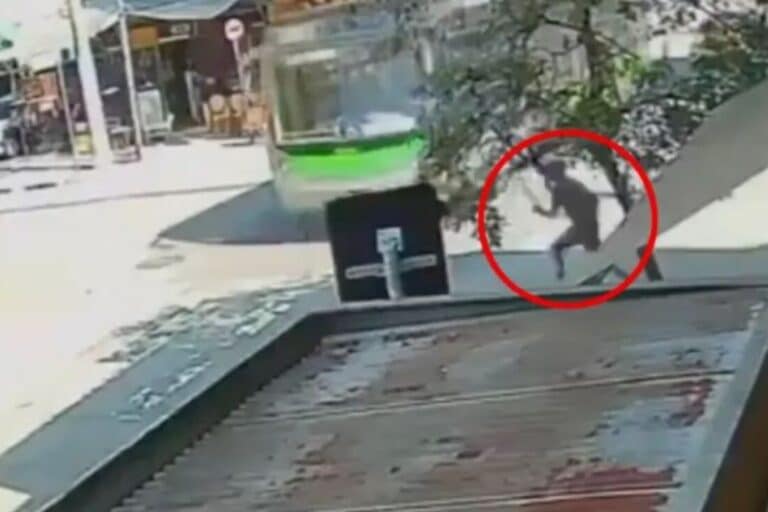 Βραζιλία: 17χρονος έκλεψε κινητό από 71χρονο και παρασύρθηκε από λεωφορείο ενώ προσπάθησε να διαφύγει (βίντεο-σοκ)