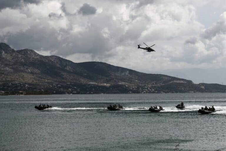 Εντυπωσιακά πλάνα από την εκπαίδευση των αμφίβιων καταδρομών στο Αιγαίο (βίντεο)