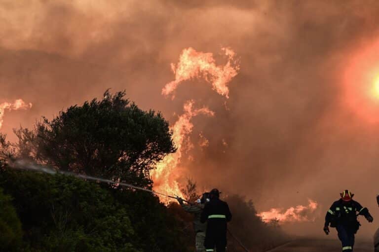 Συγκινεί πυροσβέστης που τραυματίστηκε στη φωτιά στην Εύβοια: «Έχουμε πάλι στην αγκαλιά τα παιδιά μας» (βίντεο)