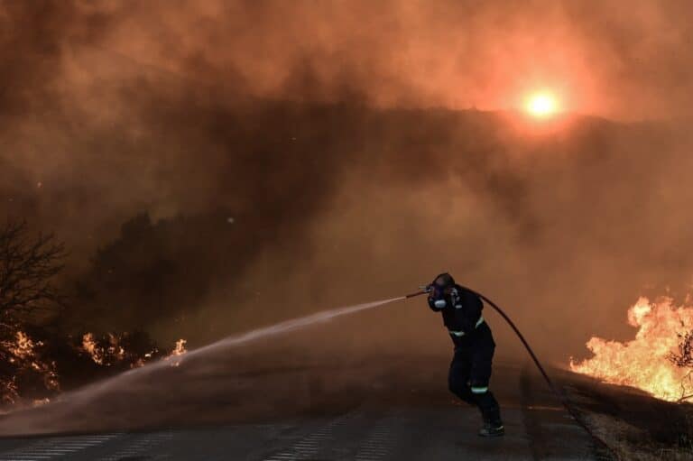 Πολύ υψηλός κίνδυνος πυρκαγιάς για την Κυριακή σε τρείς περιφέρειες – Συστάσεις προς τους πολίτες (χάρτης)