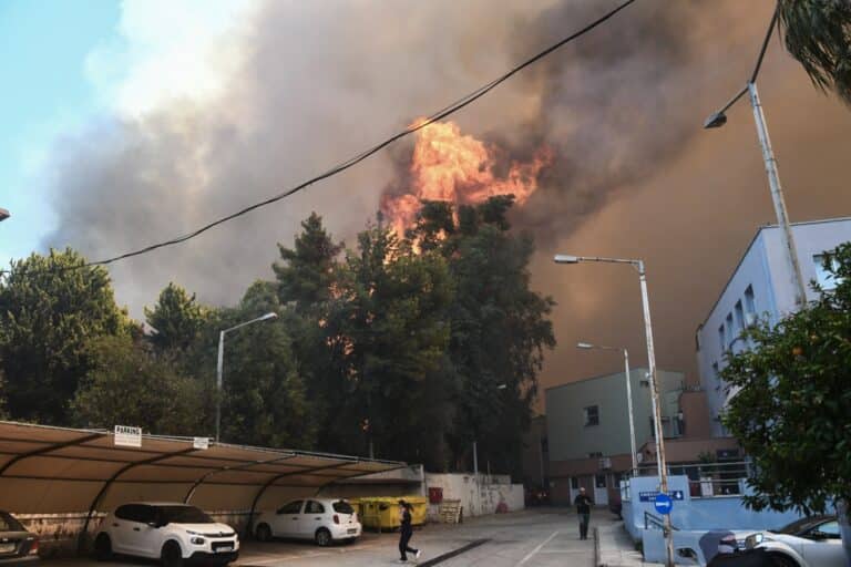 Πληροφορίες ότι προσήχθη γυναίκα για τη φωτιά στην Πάτρα – Απειλούσε χθες ότι θα κάψει το «Κωνσταντοπούλειο»