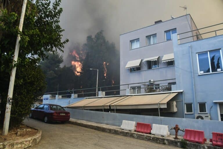 Πάτρα: Οι πυροσβέστες δίνουν μάχη με τις φλόγες για να σωθεί το Καραμανδάνειο Νοσοκομείο – Έπιασε φωτιά η ταράτσα