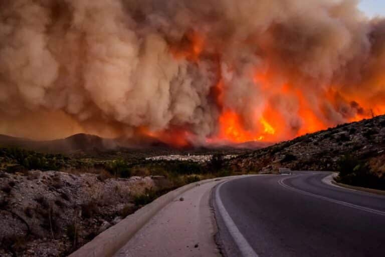 Μαίνονται οι μεγάλες πυρκαγιές σε Χίο και Κω – Συνεχείς εκκενώσεις, δύσκολο έργο για την Πυροσβεστική!