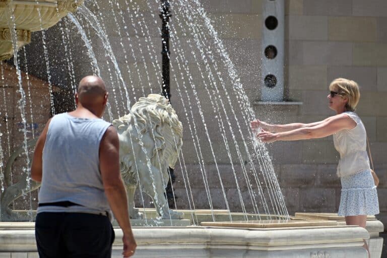 Καύσωνας: Έκτακτα μέτρα σε δημόσιο και ιδιωτικό τομέα- Πώς εργάζονται delivery και οικοδομές!