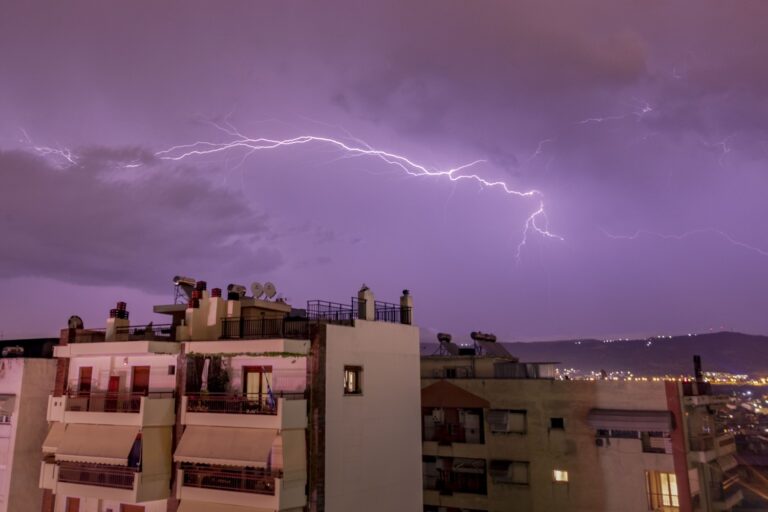 Πολιτική Προστασία: Συστάσεις ενόψει των έντονων καιρικών φαινομένων – Τι αποφεύγουμε σε περίπτωση κεραυνών