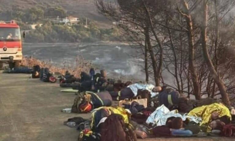 Εξαντλημένοι πυροσβέστες ξαπλώνουν στο χώμα για να ξεκουραστούν – Συγκλονιστική εικόνα από τη φωτιά στην Κερατέα!