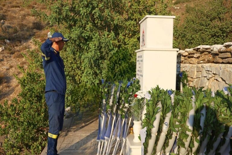 Τρισάγιο στη Μνήμη των Πυροσβεστών που έπεσαν στην πυρκαγιά στον Καρέα στις 22 Ιουλίου του 1998 (βίντεο)