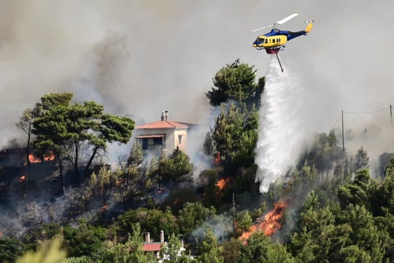 Φωτιά στην Αττική: Έκτακτη χρηματοδότηση ύψους 4,7 εκατ. ευρώ στους πληγέντες Δήμους – Αναλυτικά τα πόσα που θα μοιραστούν