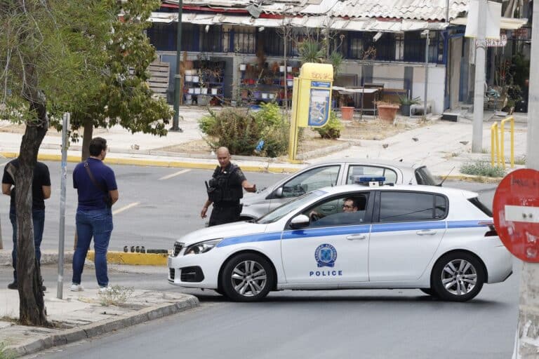 Η ΕΛ.ΑΣ. συνέλαβε τον 27χρονο που πέταξε την τσάντα με τις χειροβομβίδες στο Κερατσίνι!