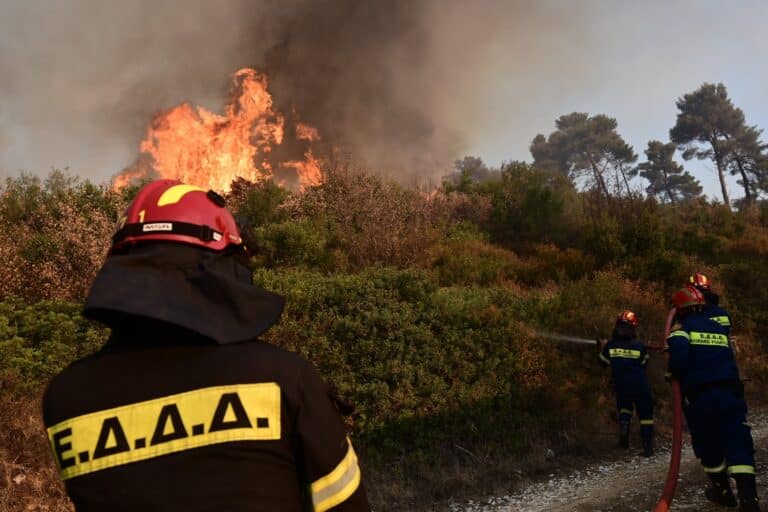 Πυροσβεστική: «Έχουν καταγραφεί πάνω από 40 αναζωπυρώσεις – Οι περιοχές που παρουσιάζουν μεγάλη δυναμική»