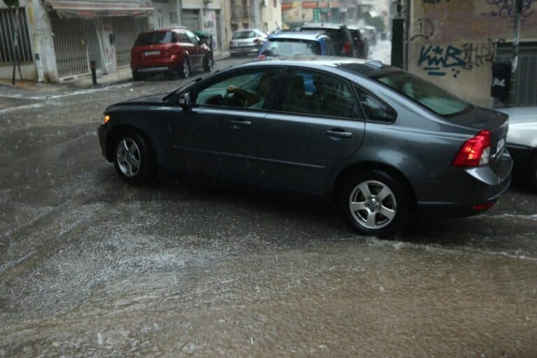 Οδήγηση στη βροχή: Τι πρέπει να προσέχουν οι οδηγοί