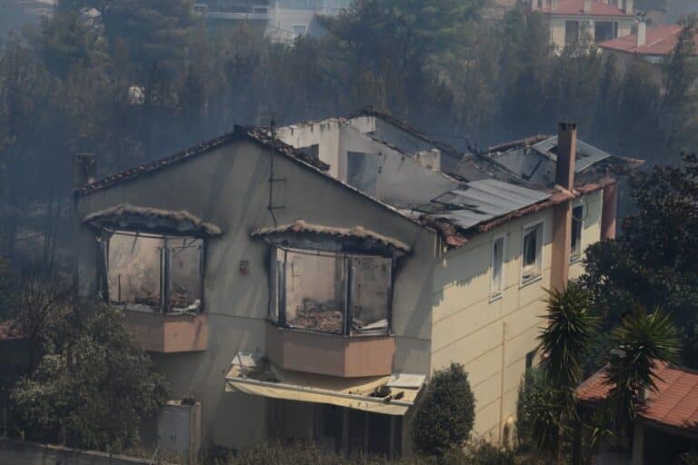 Φωτιά στην Αττική: Συγκέντρωση ειδών πρώτης ανάγκης σε δήμους της Αθήνας