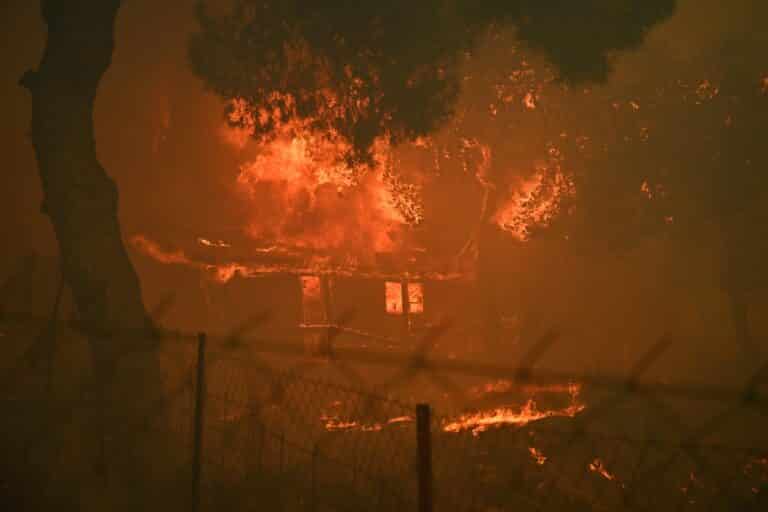 Ολονύχτια μάχη με τις φλόγες στην Αττική: Κάηκαν σχεδόν 100.000 στρέμματα – Περιουσίες έγιναν στάχτη!