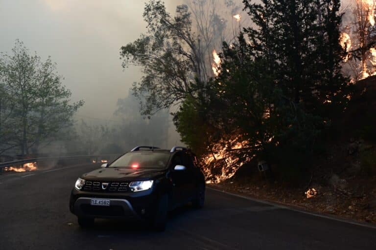 Φωτιά στην Αττική: Εκτροπές κυκλοφορίας από την Τροχαία – Ποιοι δρόμοι έχουν κλείσει