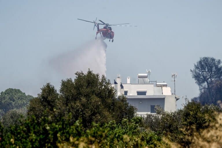 Σε ύφεση η φωτιά στην Αγία Μαρίνα Κορωπίου – Έφτασαν κοντά σε σπίτια οι φλόγες