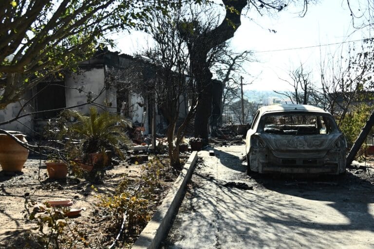 Ρομά έκαναν πλιάτσικο σε καμένα σπίτια στις πυρόπληκτες περιοχές της Αττικής – 17 προσαγωγές και μία σύλληψη από την ΕΛ.ΑΣ.