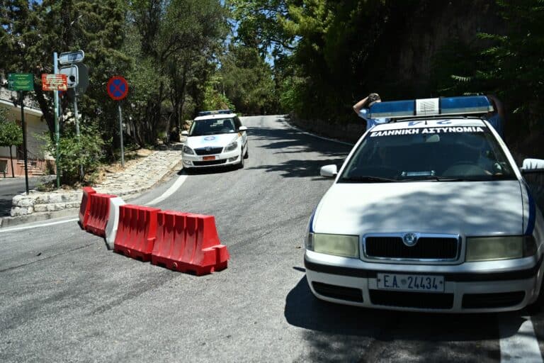 Μεγάλη επιχείρηση της Αστυνομίας σε καταυλισμό Ρομά και στα Σπάτα – Δεκάδες προσαγωγές, μία σύλληψη για πυροβολισμούς (εικόνα)