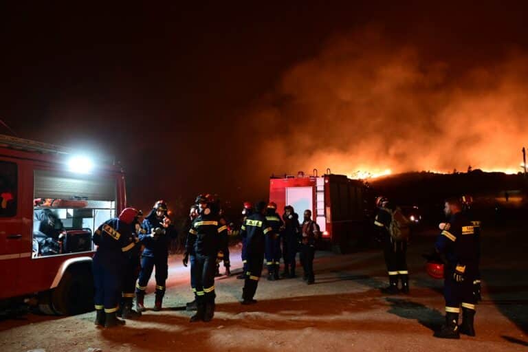 Φωτιά στην Αττική: Πάνω από 500 πυροσβέστες και 32 εναέρια μέσα δίνουν μάχη με τις φλόγες σε Βαρνάβα και Πεντέλη