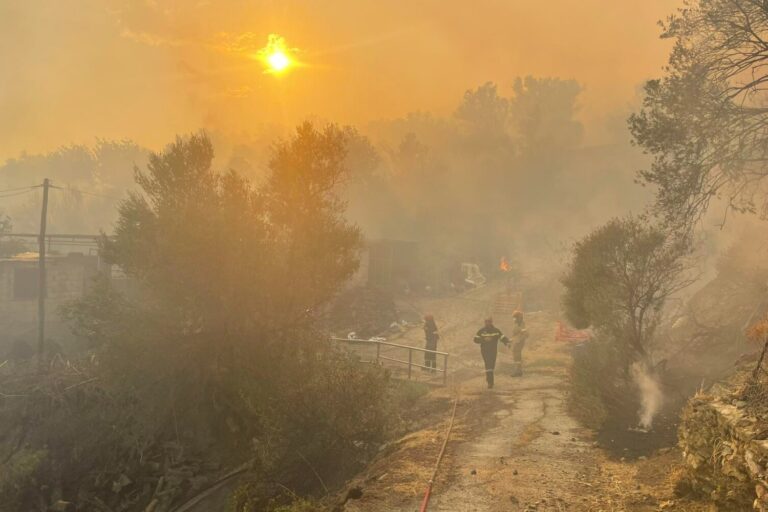 Ρέθυμνο: Συνεχίζεται η μάχη με τις αναζωπυρώσεις – Βελτιωμένη η εικόνα της φωτιάς, δεν υπάρχει ενεργό μέτωπο