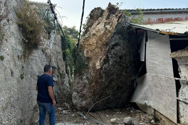 Τρόμος στην Κέρκυρα: Μεγάλος βράχος έπεσε μέσα σε χωριό – Ζημιές στα δίκτυα ρεύματος και ύδρευσης (εικόνες)