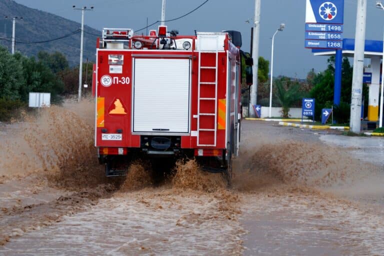 Κακοκαιρία στην Αττική: Πάνω από 50 κλήσεις έχει λάβει η Πυροσβεστική λόγω των έντονων φαινομένων